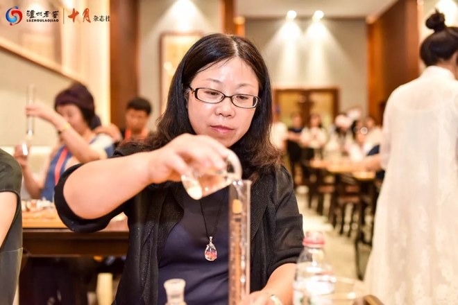 文坛名家走进高粱地，一瓶浓香国酒的诞生，多少人在见证？