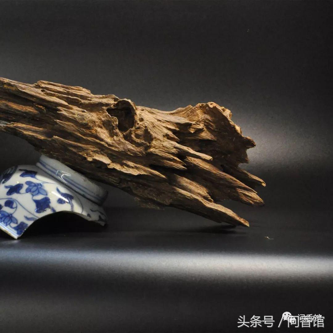 沉香去除异味,沉香里面的油脂斑点