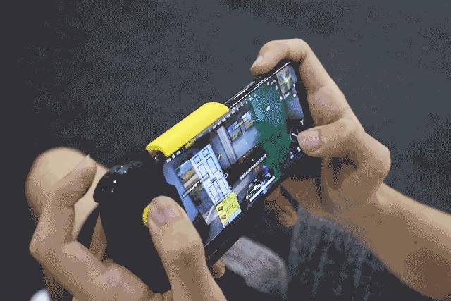 飞智黄蜂x版半手手柄,飞智黄蜂单手游戏手柄吃鸡神器