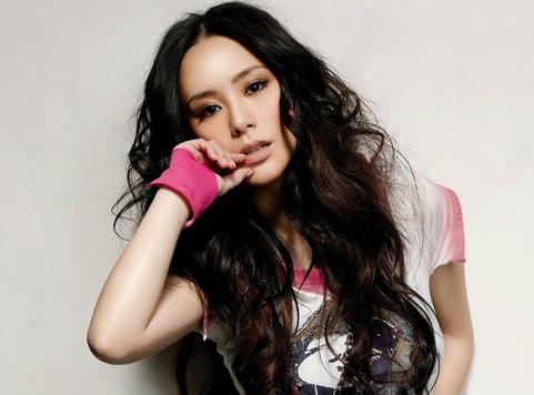 曾出身寒门的4大女星,阿娇曾居无定所,她却被喂过“狗食”