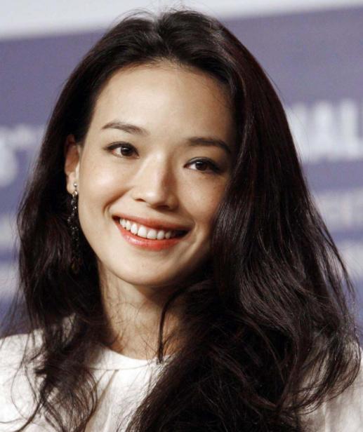 曾出身寒门的4大女星,阿娇曾居无定所,她却被喂过“狗食”