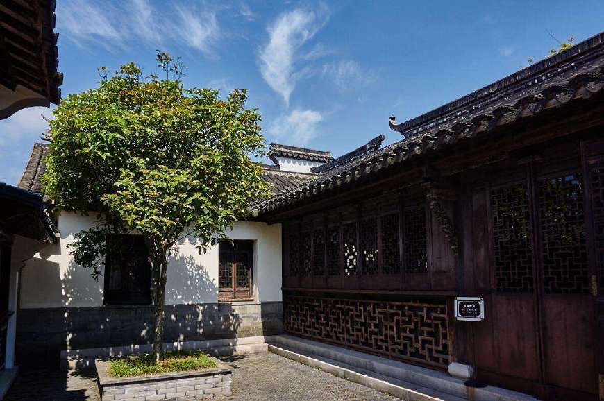 江苏省常熟市，岁无水旱之灾得名，沙家浜闻名遐迩，全国文明城市