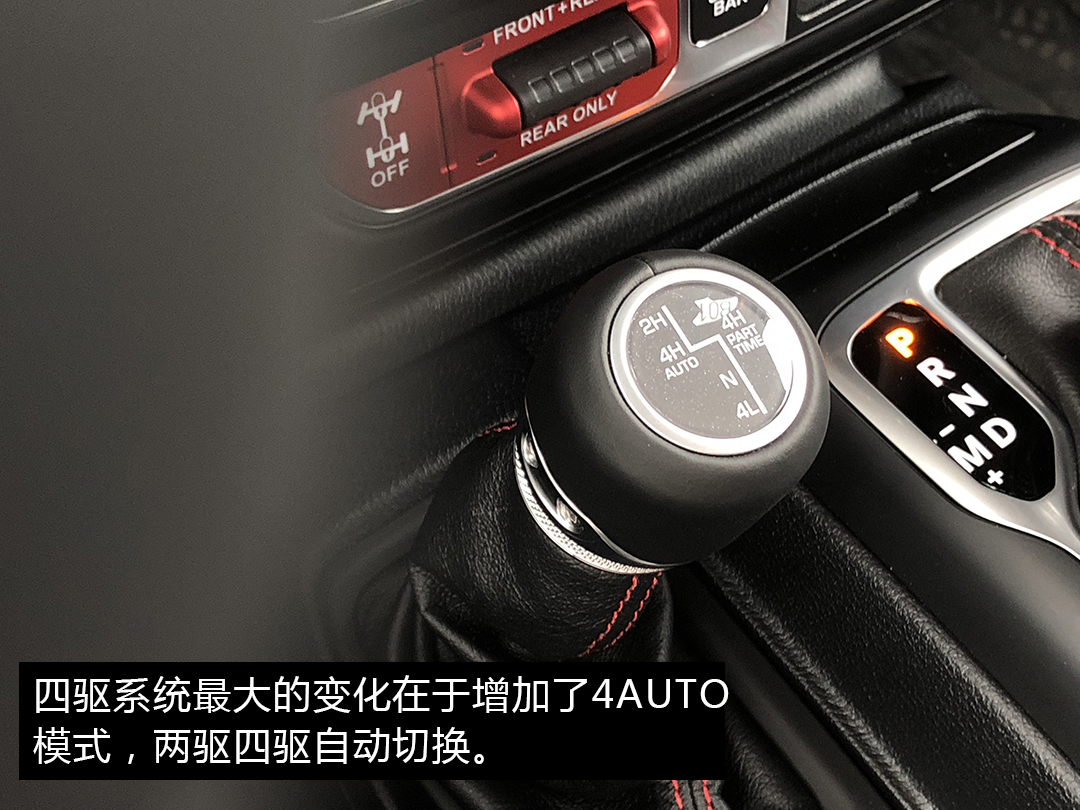 玩具吉普牧马人在泥巴上开,牧马人越野过泥巴和河第一视角