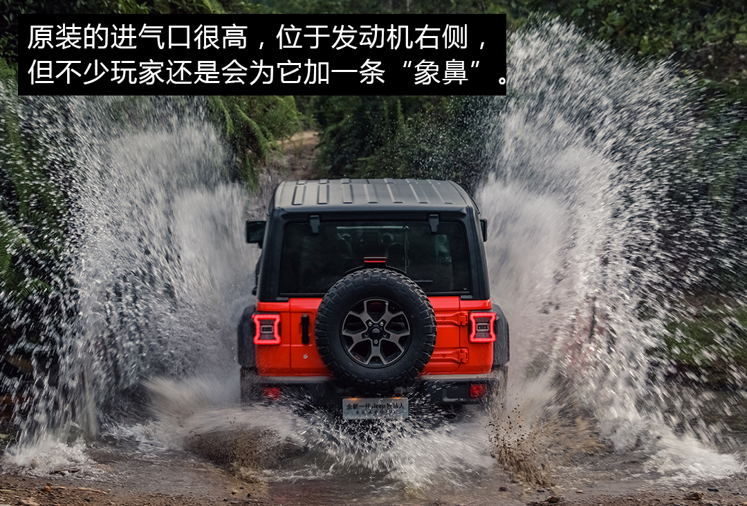 玩具吉普牧马人在泥巴上开,牧马人越野过泥巴和河第一视角