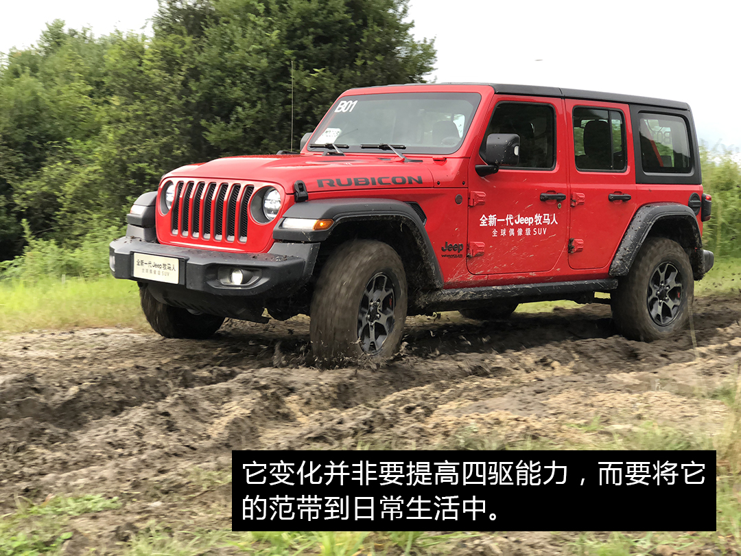 玩具吉普牧马人在泥巴上开,牧马人越野过泥巴和河第一视角