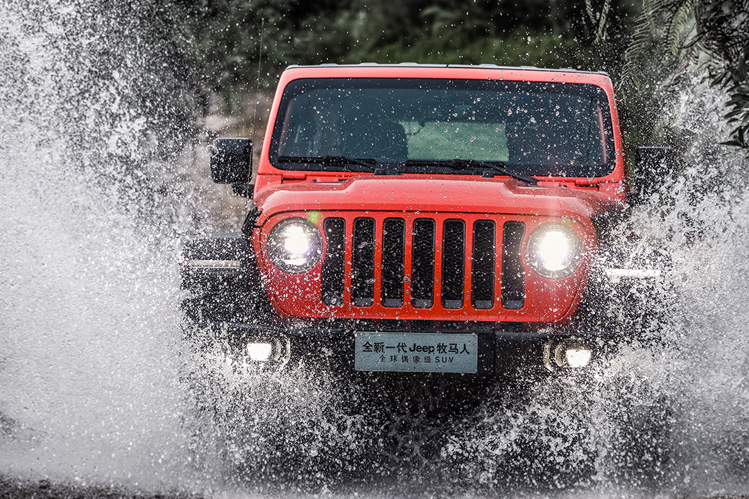 玩具吉普牧马人在泥巴上开,牧马人越野过泥巴和河第一视角