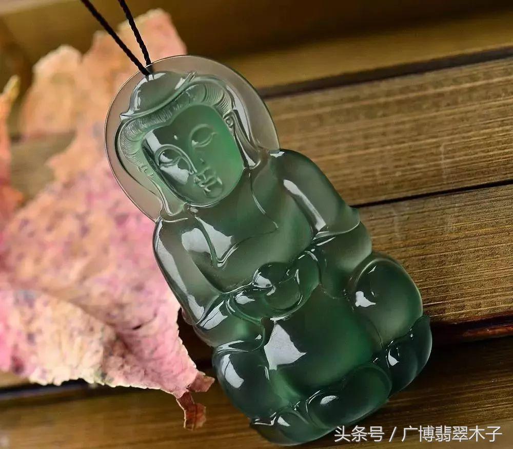 六千多块的“龙石种“翡翠，不用想都是假货