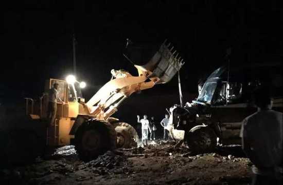 成龙救援房车视频,成龙房车被困泥石流