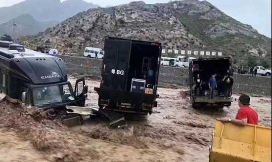 成龙救援房车视频,成龙房车被困泥石流