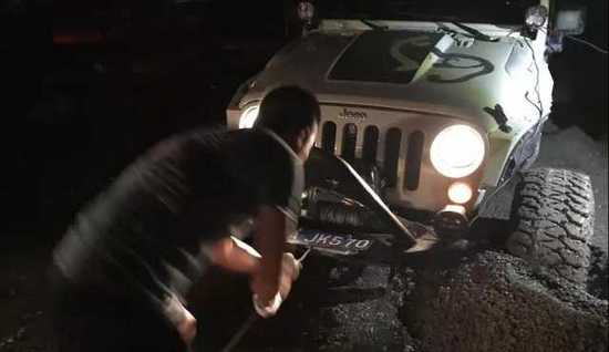 成龙救援房车视频,成龙房车被困泥石流