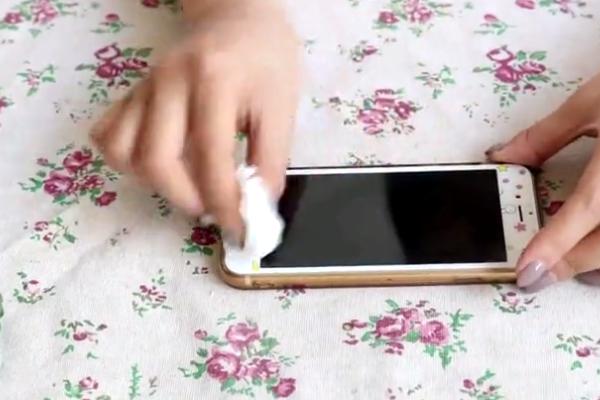 手机屏幕脏了怎么擦才干净,手机屏幕脏了用什么擦干净