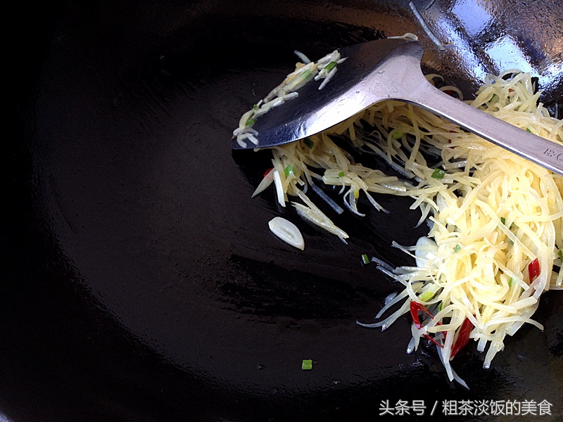 家里的不粘锅铁锅炒菜粘锅怎么办,铁锅粘锅用什么办法不粘锅