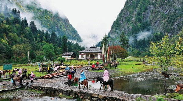 天气太热去外地避暑,如果外面太热了就回云南避暑