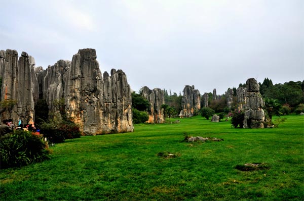 天气太热去外地避暑,如果外面太热了就回云南避暑