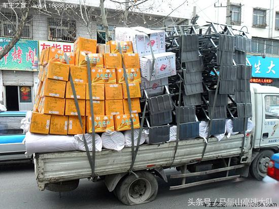 车辆爆胎警示教育视频,行车中轮胎突然爆胎时应急措施是