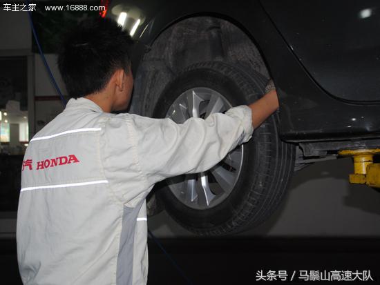 车辆爆胎警示教育视频,行车中轮胎突然爆胎时应急措施是