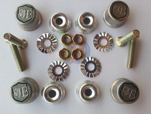 为什么车牌位置只有两个孔,却要装四个螺丝钉?