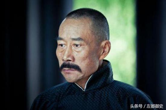 此人曾任教育总长兼北大校长，一身的土匪气，动不动就要枪毙学生