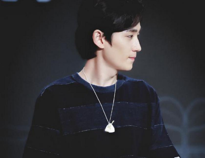 郑云龙朱一龙自拍,朱一龙九宫格自拍