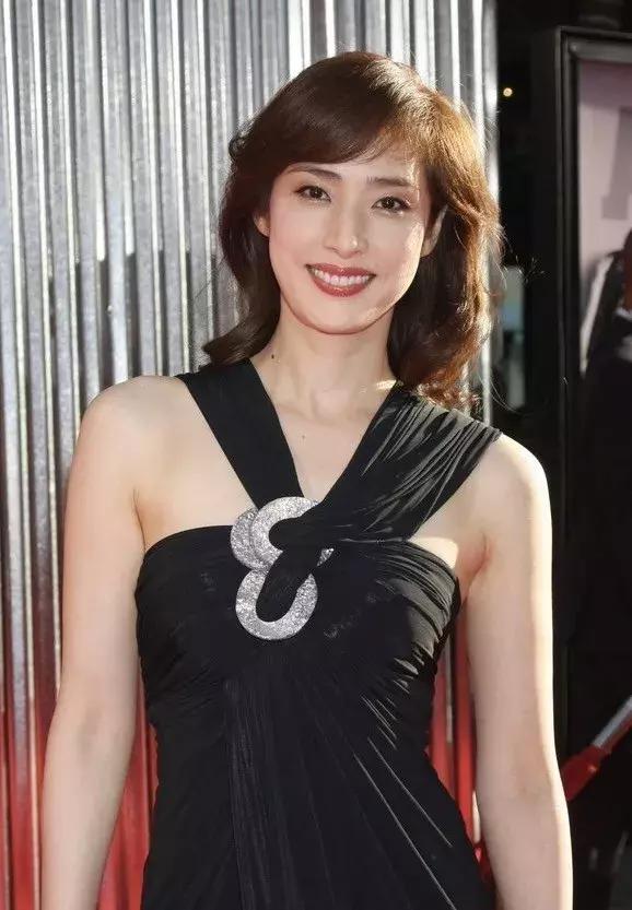 发际线高脸圆适合什么发型,男士发际线高脸长适合发型