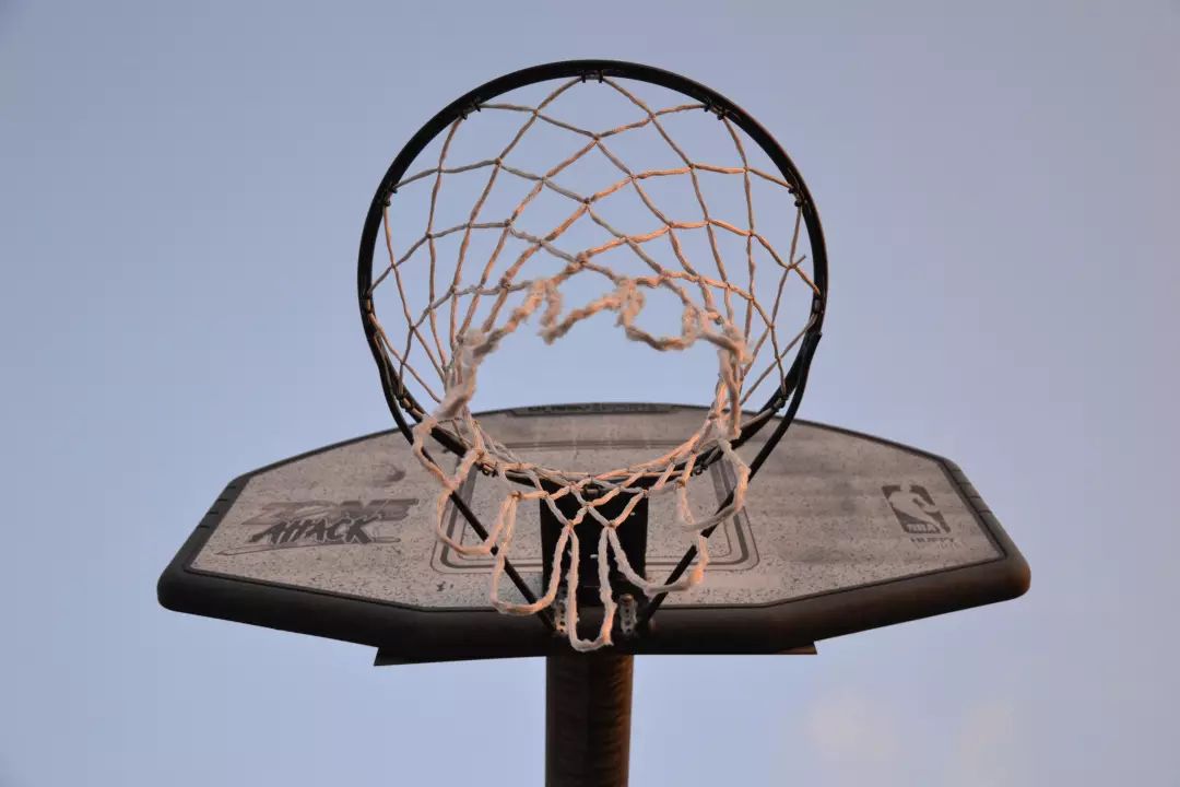 球一出手就收回,球出手时轻轻碰一下算打手吗