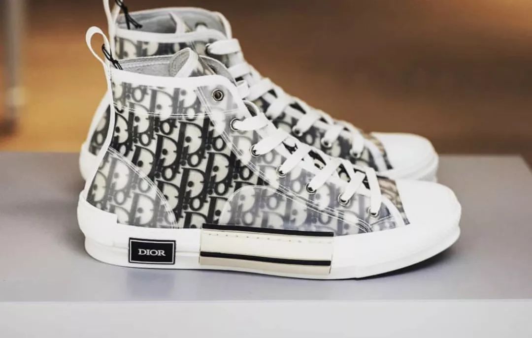 鞋圈娴妃Converse复宠了，麦莉甜茶美渣纷纷上脚！