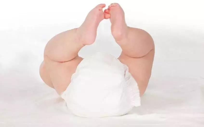 纸尿裤漏尿是因为宝宝瘦吗,纸尿裤漏屎是宝宝肚子不好吗