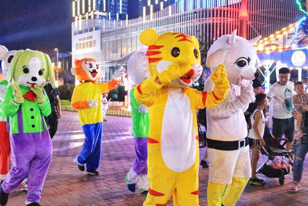 青岛啤酒节歌舞秀,啤酒节巡游演出