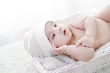 新生儿出现吐奶呛奶如何处理,新生儿漾奶吐奶怎么办