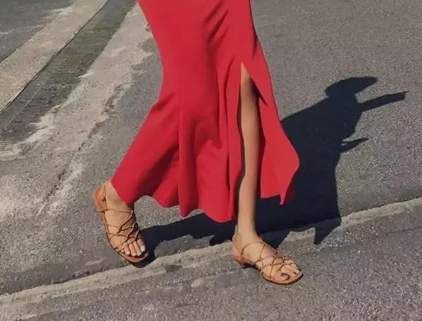 新凉鞋前面太紧勒脚怎么办小妙招,凉鞋不跟脚一招解决