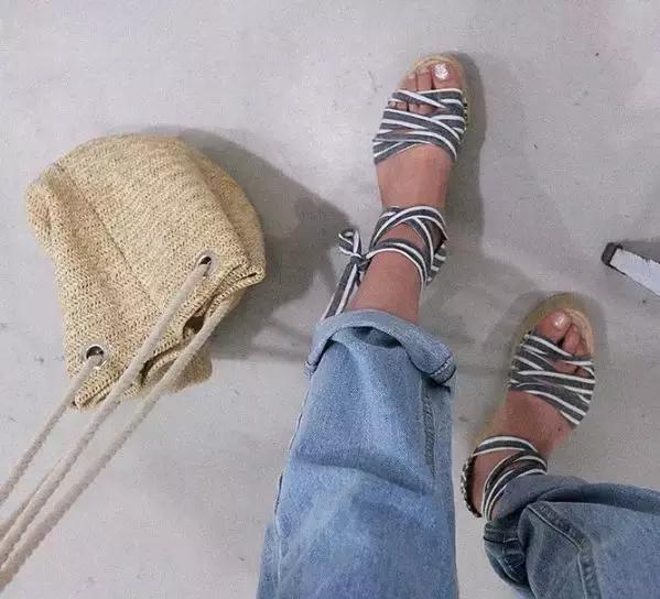 新凉鞋前面太紧勒脚怎么办小妙招,凉鞋不跟脚一招解决