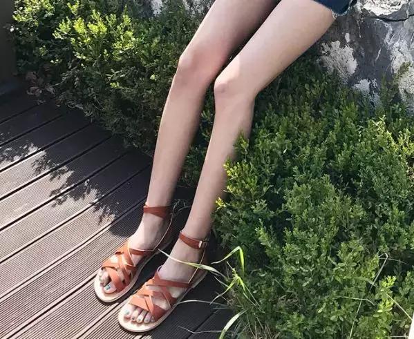 新凉鞋前面太紧勒脚怎么办小妙招,凉鞋不跟脚一招解决