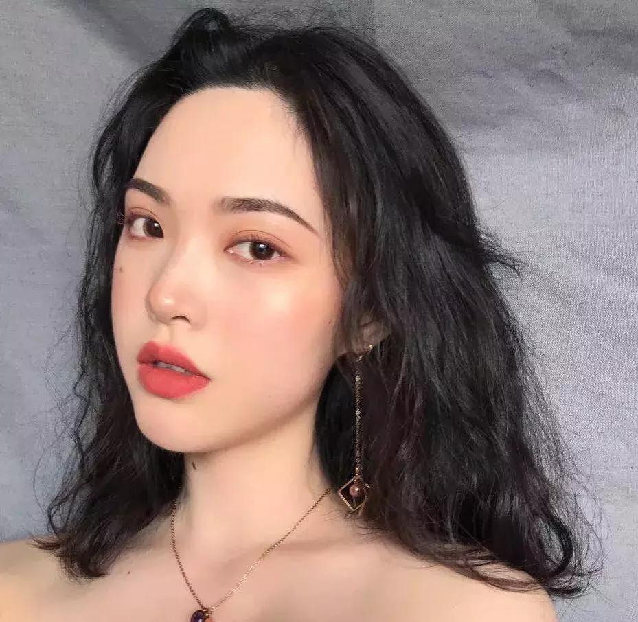 哪个口红适合黑黄皮素颜唇色偏深,口红千万不要乱用