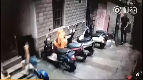 南宁妹子小心，变态男尾随多名女性，还狂撸*体下**，简直不堪入目