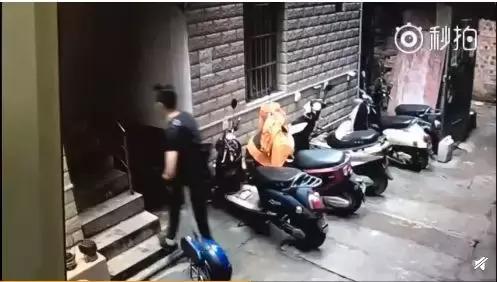 南宁妹子小心，变态男尾随多名女性，还狂撸*体下**，简直不堪入目