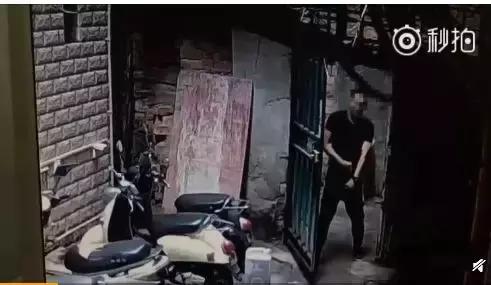 南宁妹子小心，变态男尾随多名女性，还狂撸*体下**，简直不堪入目