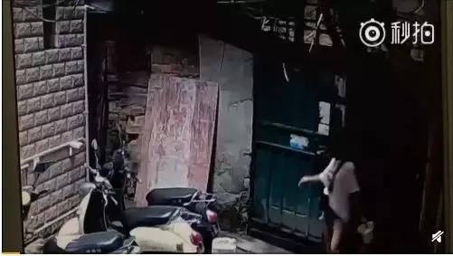 南宁妹子小心，变态男尾随多名女性，还狂撸*体下**，简直不堪入目