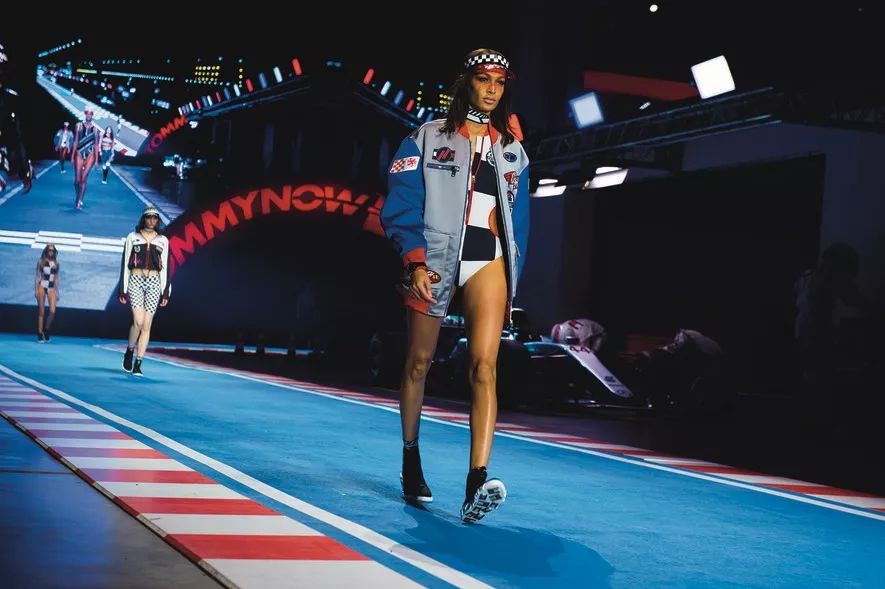 让时装变得民主化,他一直在这么做