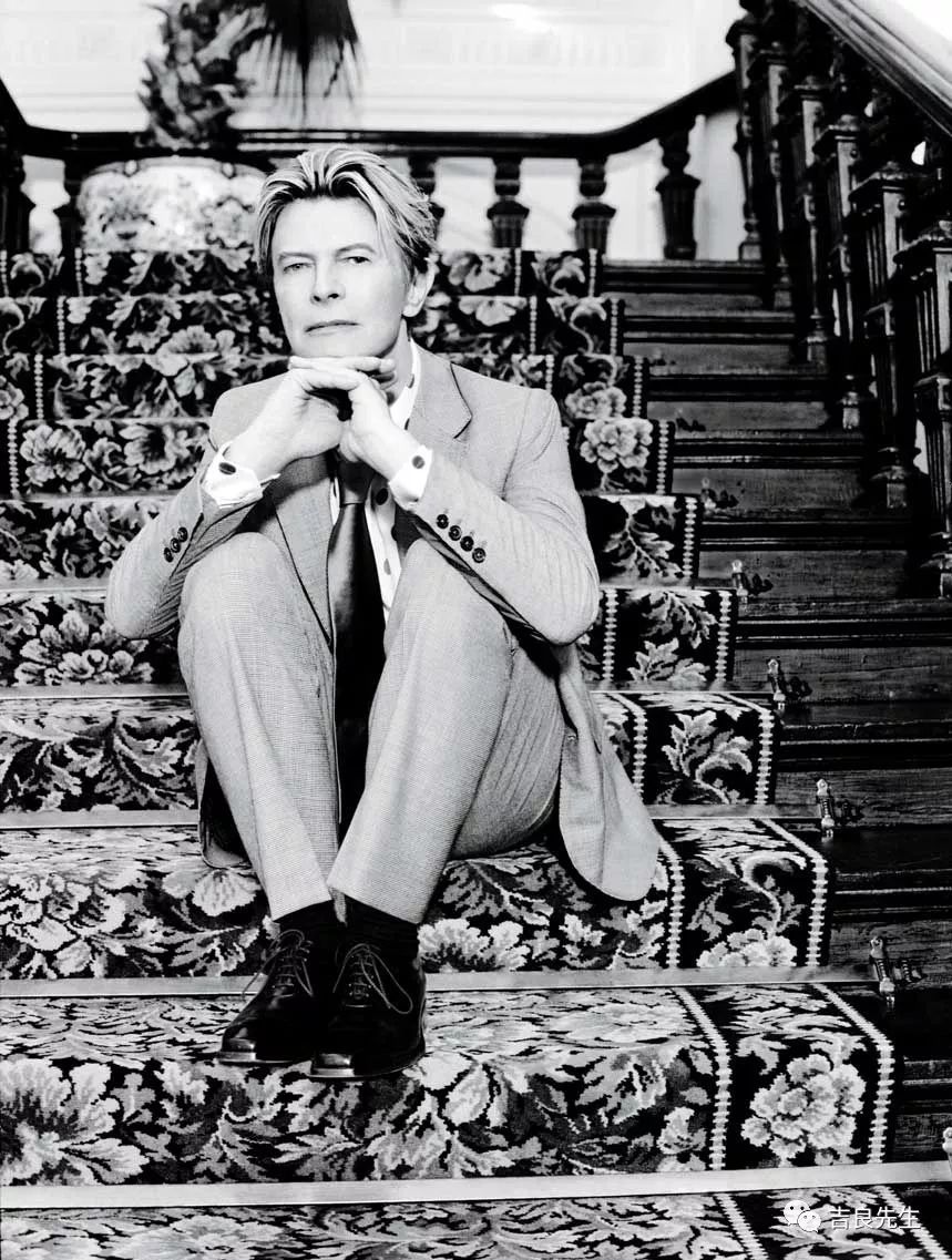 让时装变得民主化，他一直在这么做