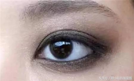 新手如何画眼影比较好看,如何正确画眼影新手超级简单