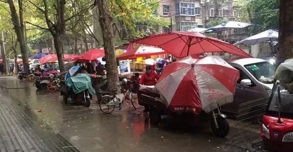 城管占道经营商户不服气,向城管投诉占道经营不作为