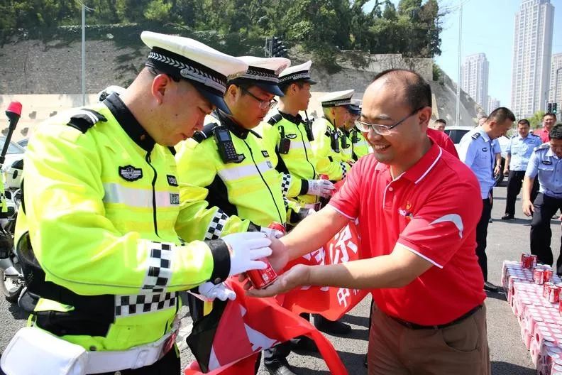 盛夏送清凉，温暖交警心