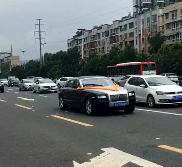 成都土豪结婚,70辆婚车队伍!全是“比亚迪”和劳斯莱斯