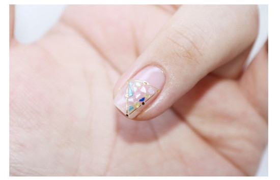 裸色贝壳片美甲教程,细闪法式边框美甲教程