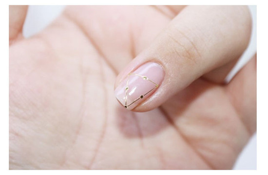 裸色贝壳片美甲教程,细闪法式边框美甲教程