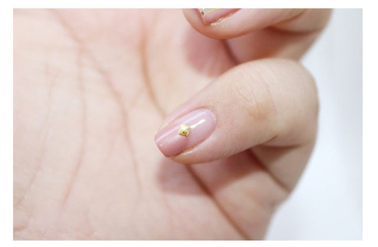 裸色贝壳片美甲教程,细闪法式边框美甲教程