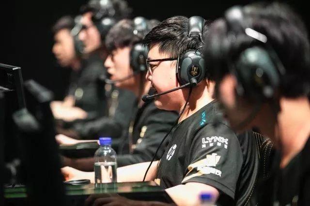 uzi最近直播精彩操作,uzi十大经典操作各大直播间反应