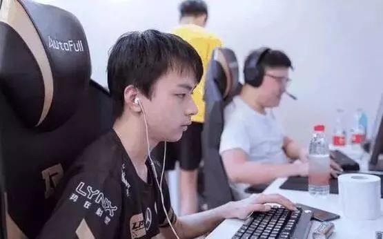 uzi最近直播精彩操作,uzi十大经典操作各大直播间反应