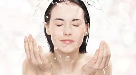 敷完面膜后脸上的精华要洗掉吗,敷完面膜脸上的精华要擦掉吗