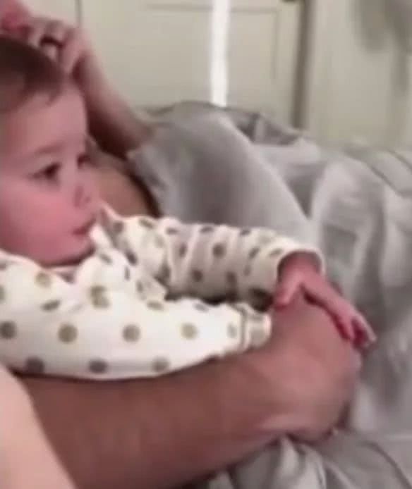 小姑娘跟妈妈争宠,小姑娘跟妈妈争老公